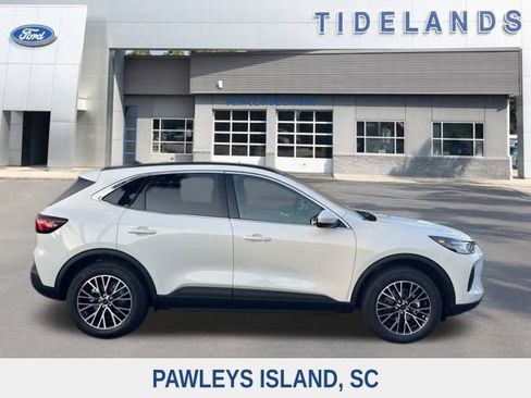 New 2025 Ford Escape SE w/ Class II Trailer Tow Package image 1