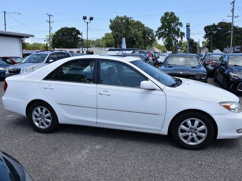 Used 2004 Toyota Camry XLE w/ VSC & Side Airbag Pkg FWD image 8