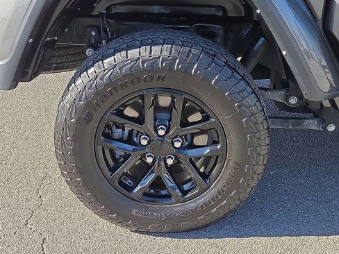 Used 2022 Jeep Gladiator Sport image 7