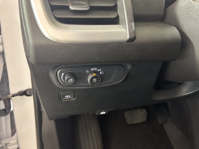 Used 2024 GMC Terrain SLE FWD image 18