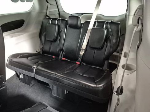 Used 2024 Chrysler Pacifica Touring-L image 23