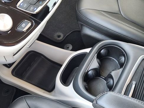 Used 2024 Chrysler Pacifica Touring-L FWD image 19