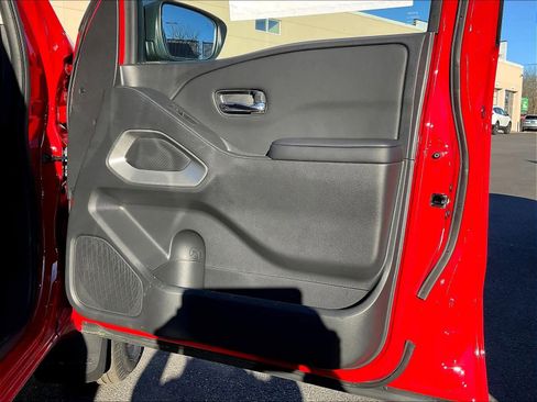 Used 2025 Nissan Frontier SV image 12