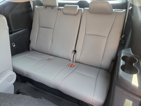 Used 2023 Toyota Highlander Limited FWD image 19