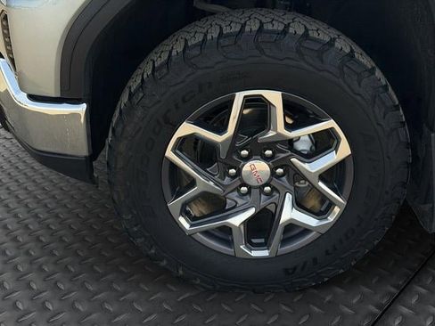 Used 2025 GMC Sierra 1500 SLT w/ SLT Premium Package image 9