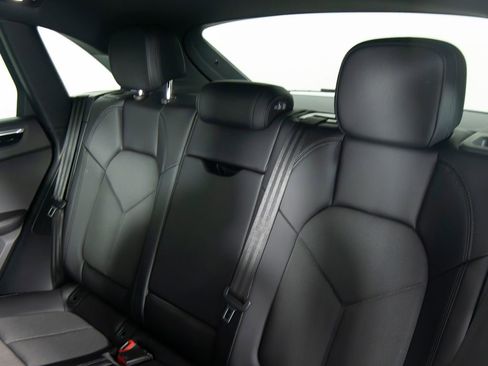 Certified 2025 Porsche Macan AWD/4WD image 34