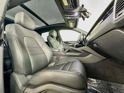 Certified 2023 Porsche Cayenne AWD/4WD image 29