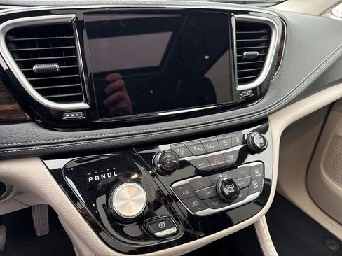 Used 2024 Chrysler Pacifica Limited image 15