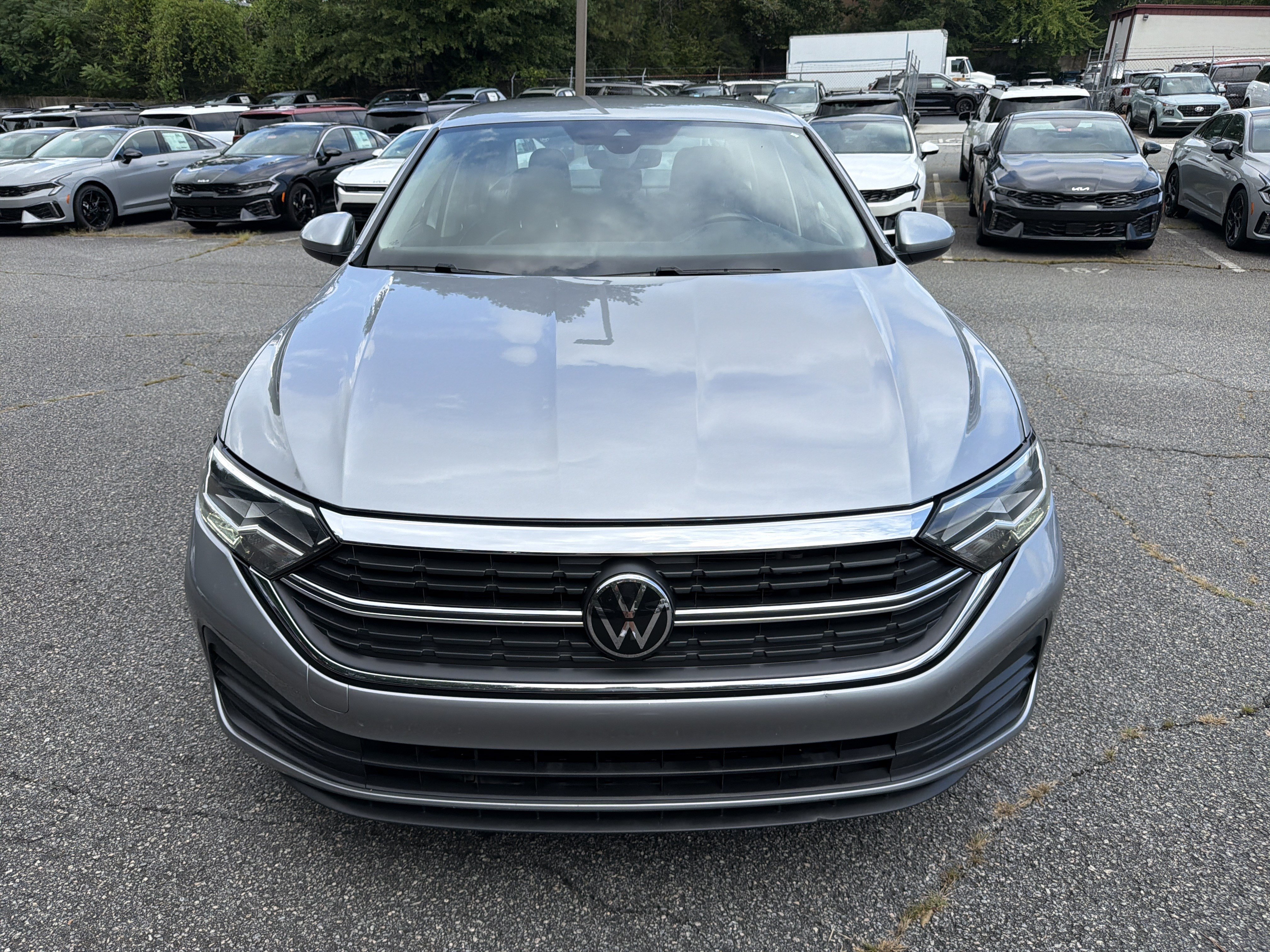Used 2024 Volkswagen Jetta SE FWD image 2