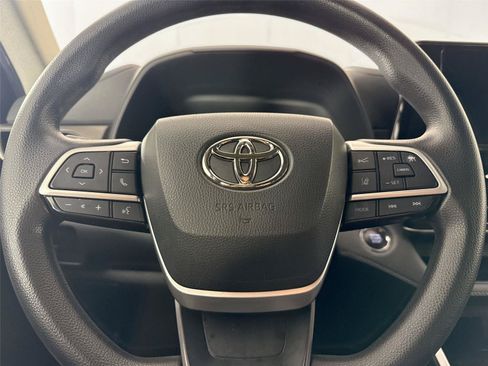 Used 2023 Toyota Highlander L FWD image 16