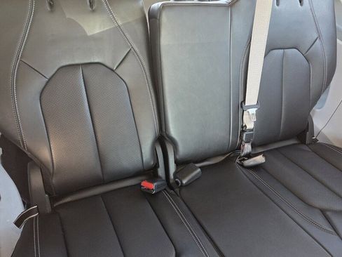 Used 2024 Chrysler Pacifica Touring-L image 16