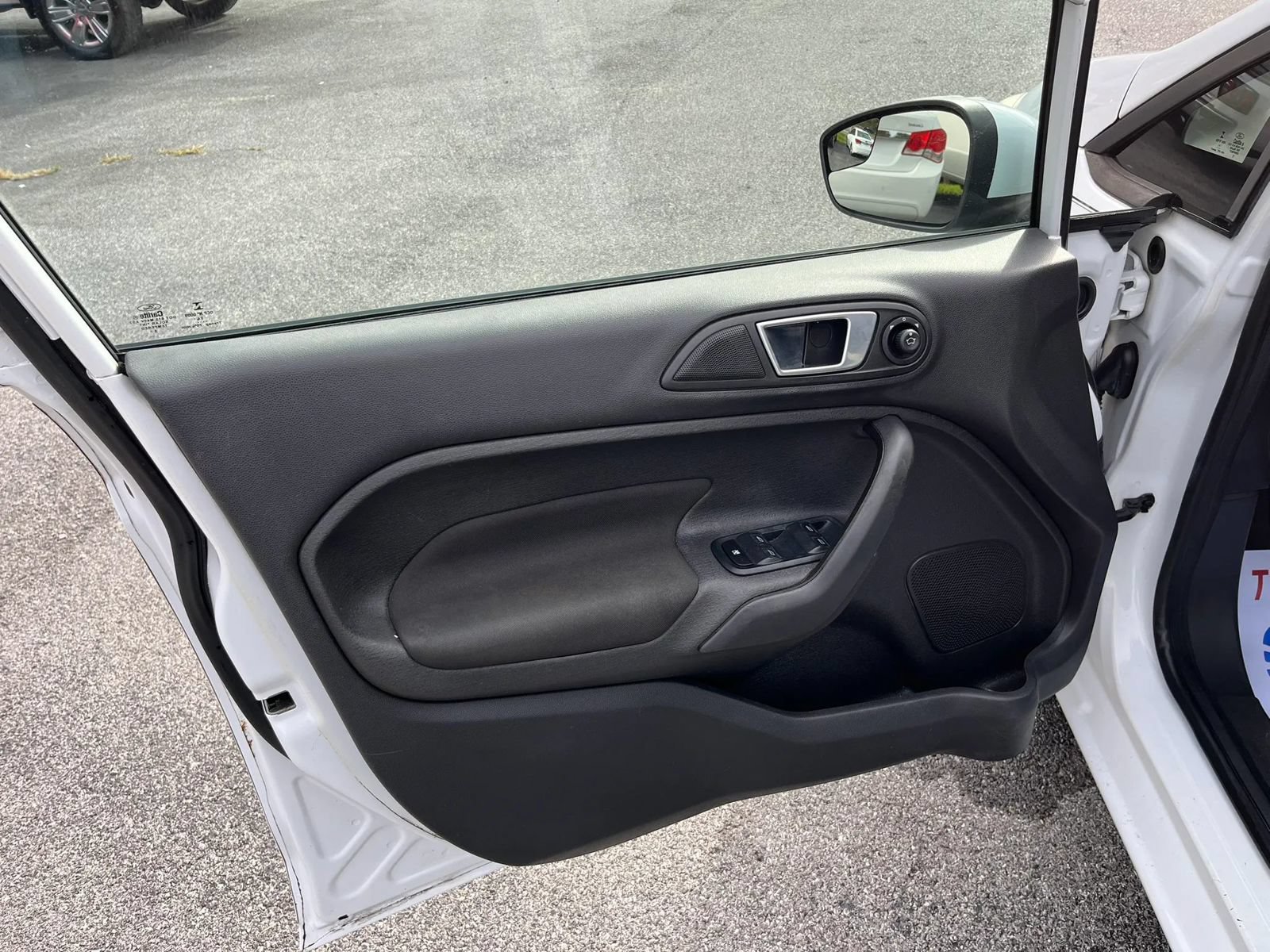 Used 2015 Ford Fiesta SE FWD image 9