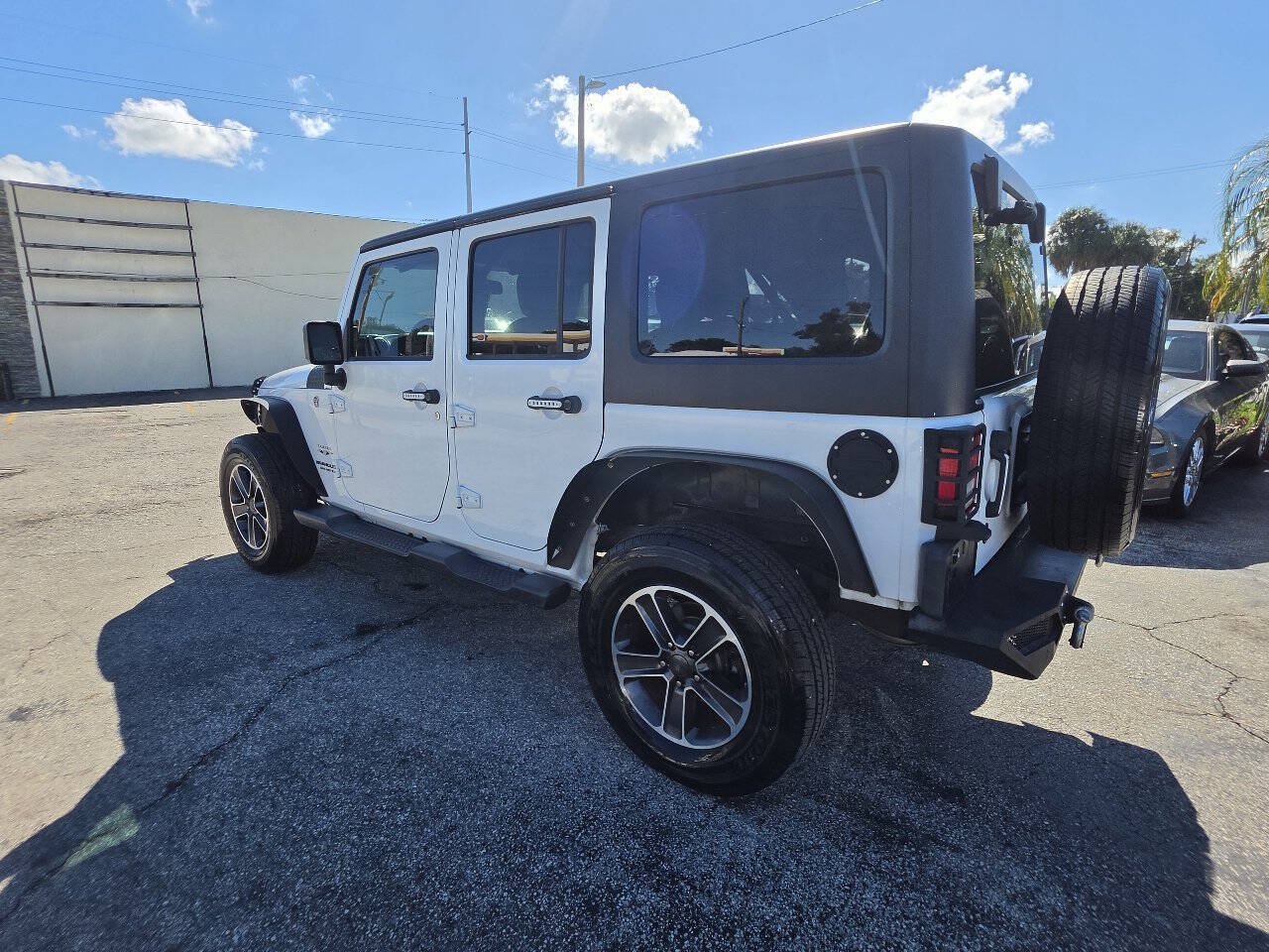 Used 2016 Jeep Wrangler Unlimited Sahara w/ Connectivity Group AWD/4WD image 4