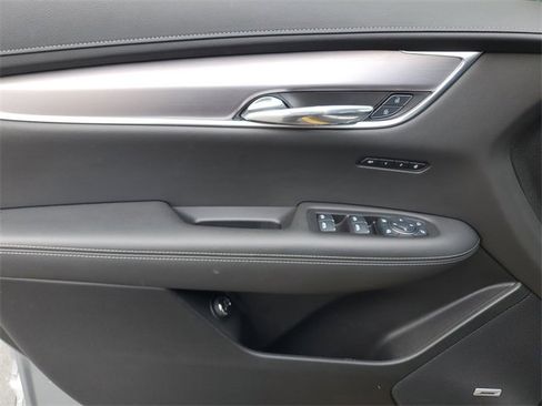 Certified 2025 Cadillac XT6 Luxury image 11