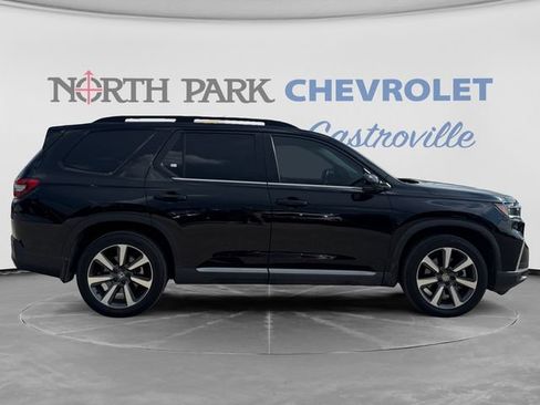 Used 2025 Honda Pilot Elite image 2