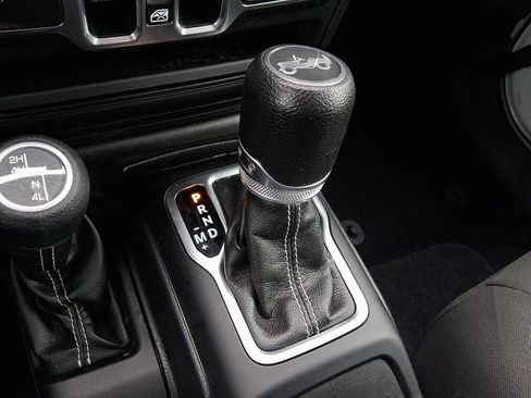 Used 2018 Jeep Wrangler Unlimited Sahara w/ Safety Group image 14