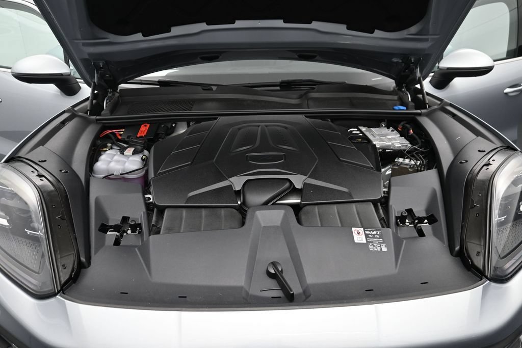 Certified 2025 Porsche Cayenne AWD/4WD image 17