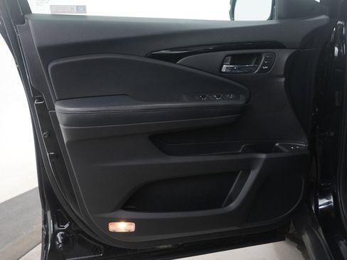 Used 2020 Honda Pilot Touring image 23