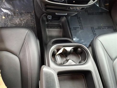 Used 2025 Chrysler Pacifica Select image 16