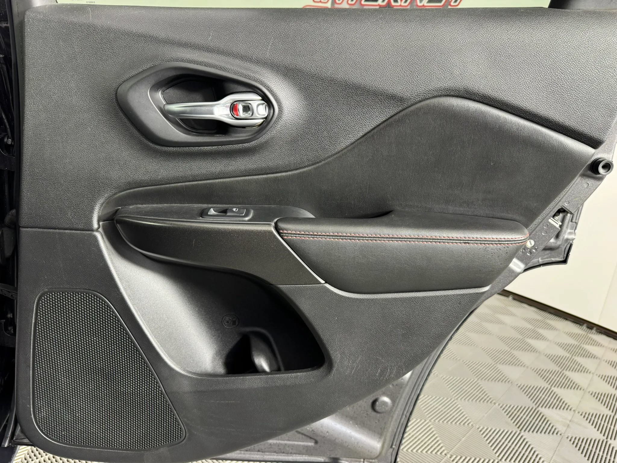 Used 2019 Jeep Cherokee Trailhawk AWD/4WD image 41