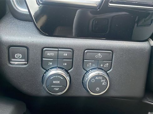 New 2026 GMC Sierra 1500 SLE image 13