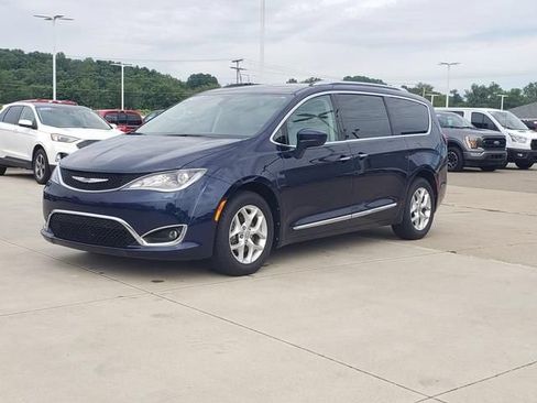 Used 2017 Chrysler Pacifica Touring-L Plus w/ Tire & Wheel Group FWD image 10