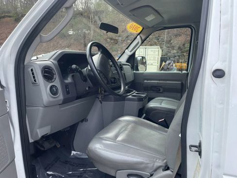 Used 2010 Ford E-150 and Econoline 150 Extended RWD image 5