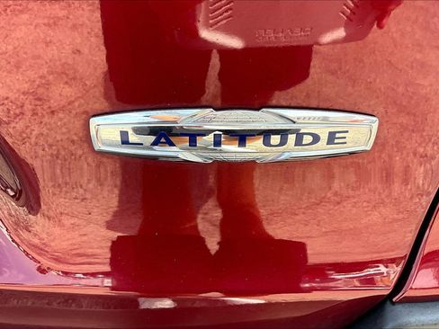 Used 2019 Jeep Cherokee Latitude w/ Cold Weather Group image 8