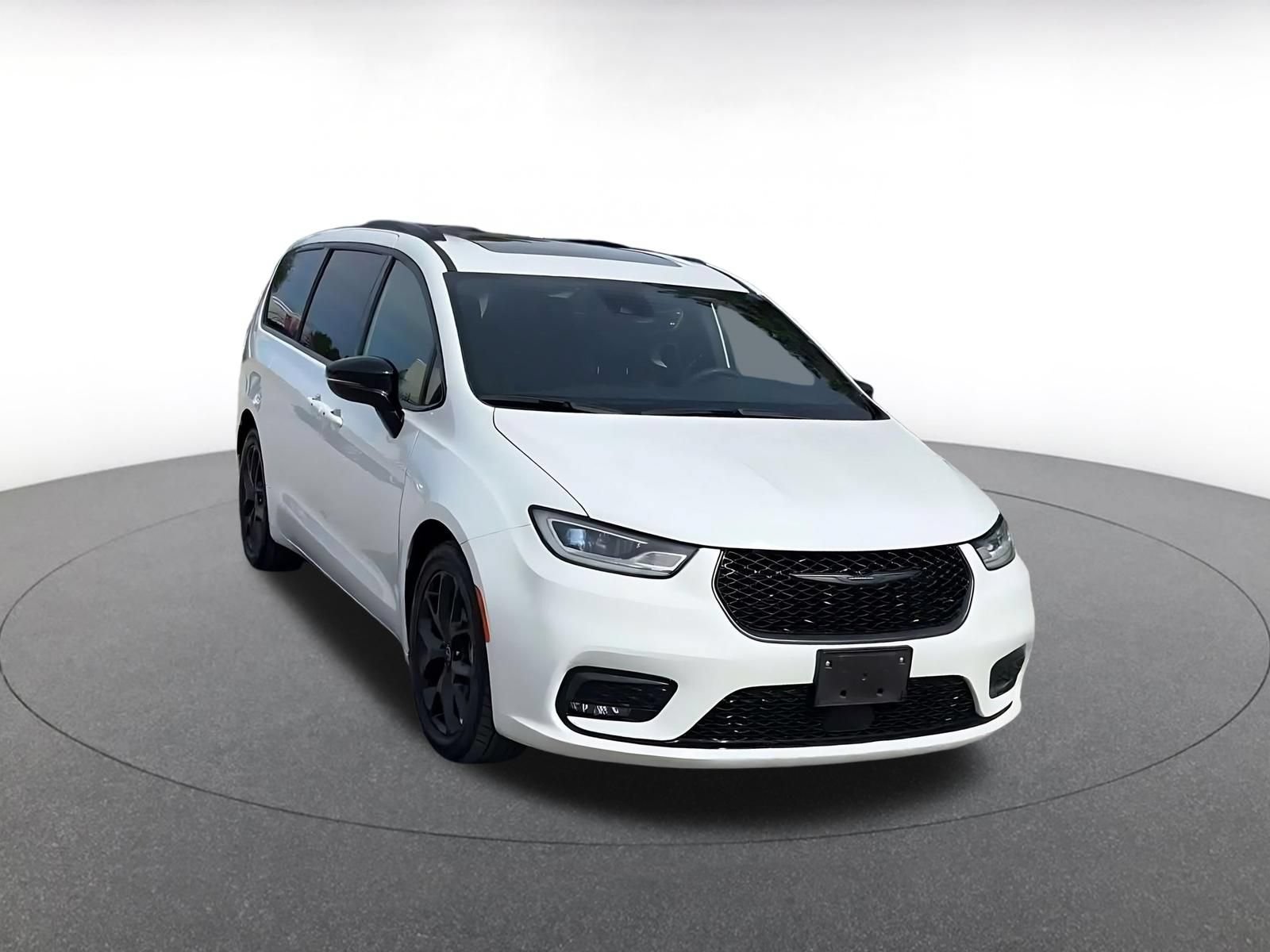 Used 2025 Chrysler Pacifica Limited FWD image 3