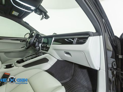 Used 2024 Porsche Macan AWD/4WD image 44