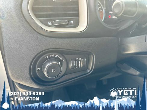 Used 2016 Jeep Renegade Latitude w/ Popular Equipment Group AWD/4WD image 24
