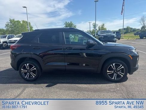 Used 2023 Chevrolet TrailBlazer LT w/ Convenience Package AWD/4WD image 2