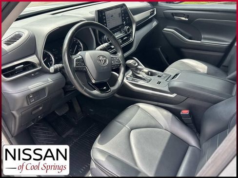Used 2021 Toyota Highlander XLE FWD image 16