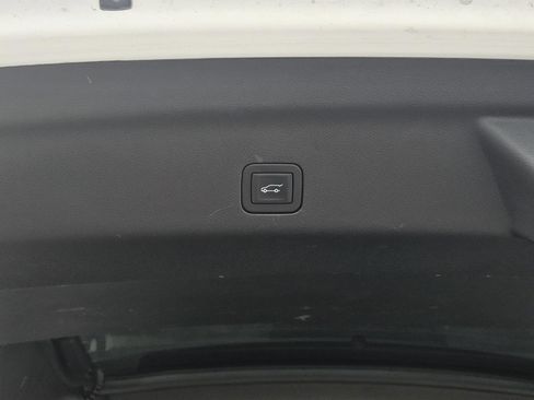 Used 2025 Chevrolet Suburban LT RWD image 10