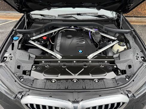 Used 2024 BMW X5 xDrive40i w/ M Sport Package AWD/4WD image 6
