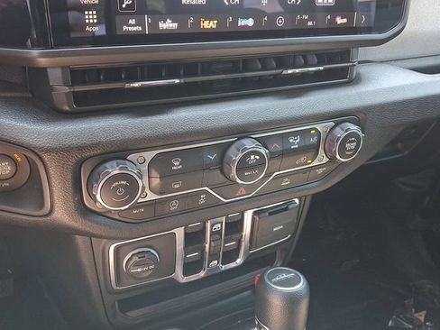 Used 2024 Jeep Gladiator Sport AWD/4WD image 18