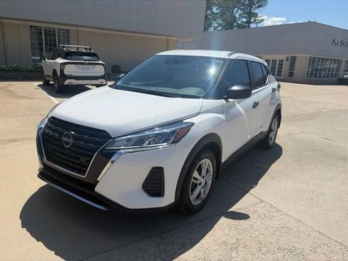 Used 2025 Nissan Kicks Play S FWD image 2