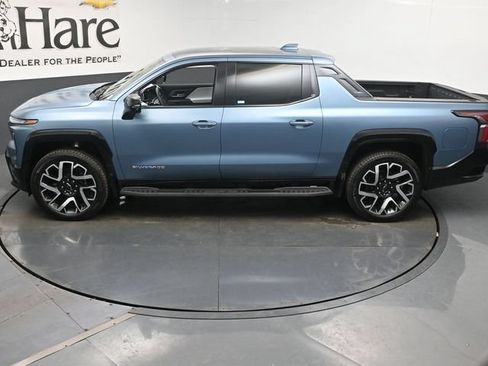Used 2025 Chevrolet Silverado EV RST AWD/4WD image 37