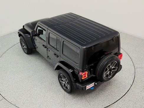 Used 2024 Jeep Wrangler Unlimited w/ Convenience Group AWD/4WD image 28