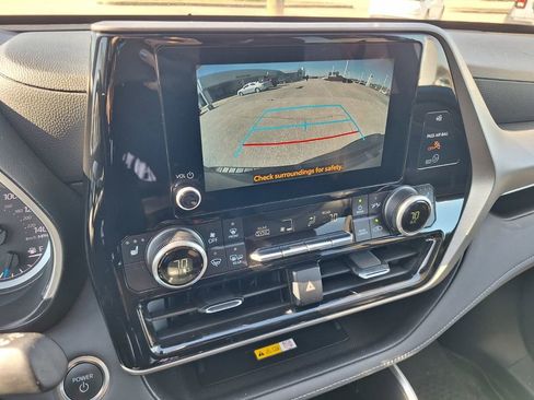 Certified 2025 Toyota Highlander XLE image 17