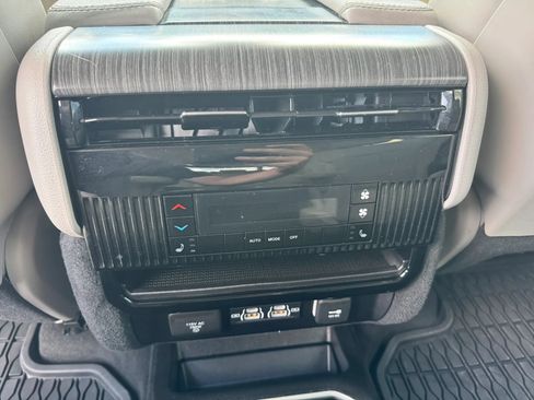 Used 2023 Jeep Wagoneer Series II w/ Flexible Seating Group AWD/4WD image 7
