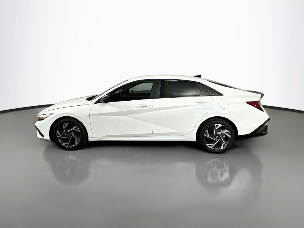 Used 2025 Hyundai Elantra Sport w/ Cargo Package FWD image 5