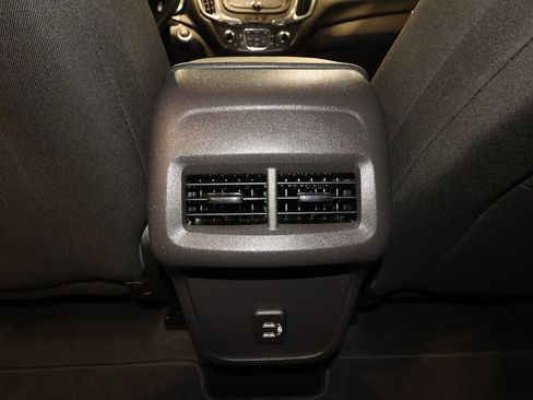Used 2024 Chevrolet Equinox LT FWD image 29