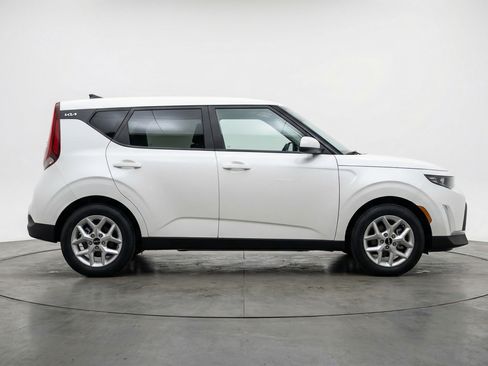 Used 2025 Kia Soul LX w/ LX Technology Package FWD image 11