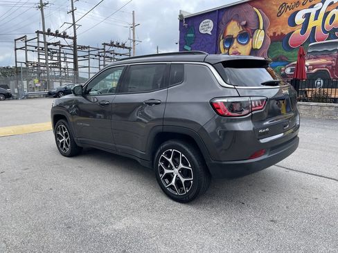 Used 2024 Jeep Compass Latitude AWD/4WD image 3