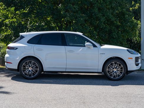 Certified 2025 Porsche Cayenne E-Hybrid w/ Premium Package Plus image 8