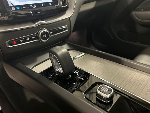 Certified 2025 Volvo XC60 B5 Plus image 19