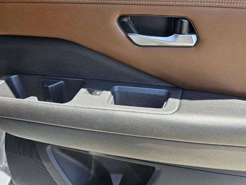 Used 2022 Nissan Pathfinder Platinum w/ Cargo Package FWD image 13
