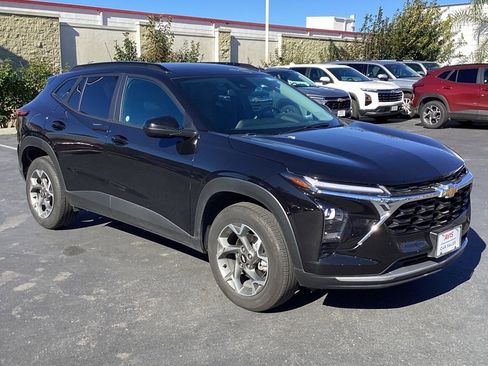 Used 2025 Chevrolet Trax LT w/ LT Convenience Package image 3