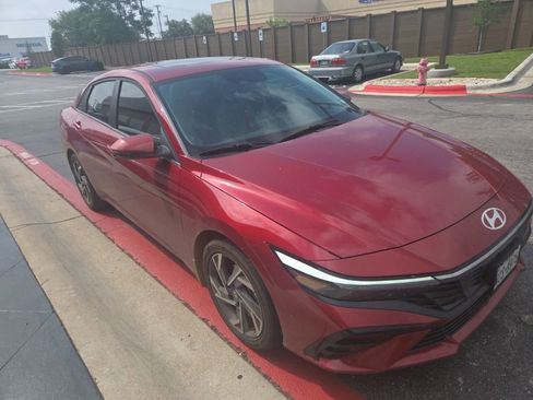 Used 2025 Hyundai Elantra Limited FWD image 9